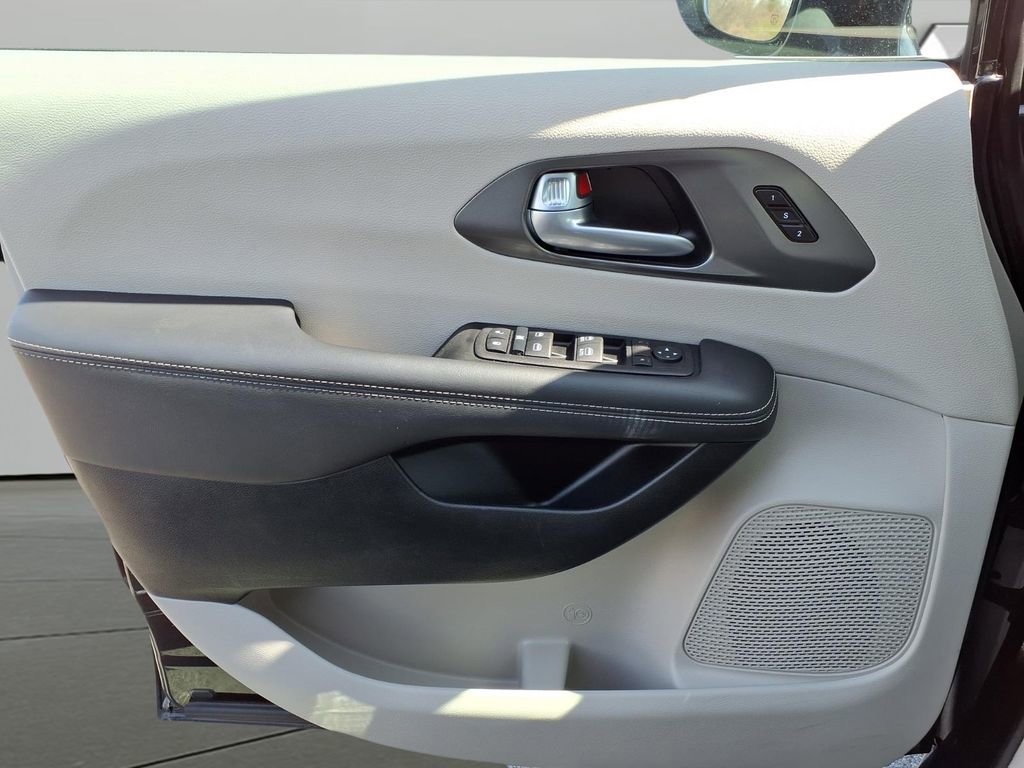 Used 2024 Chrysler Pacifica Touring-L FWD image 13