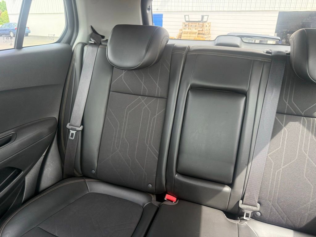 Used 2017 Chevrolet Trax LT w/ LT Convenience Package AWD/4WD image 24