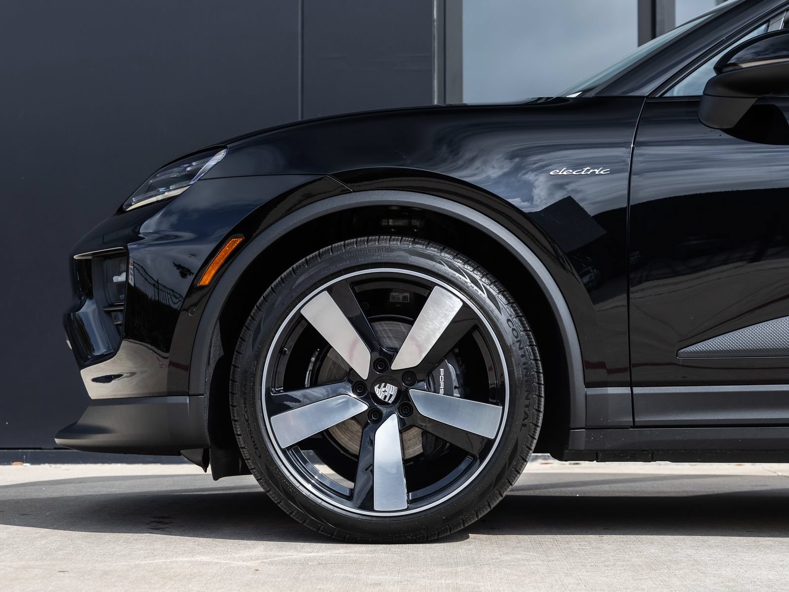 Certified 2025 Porsche Macan Electric RWD image 13