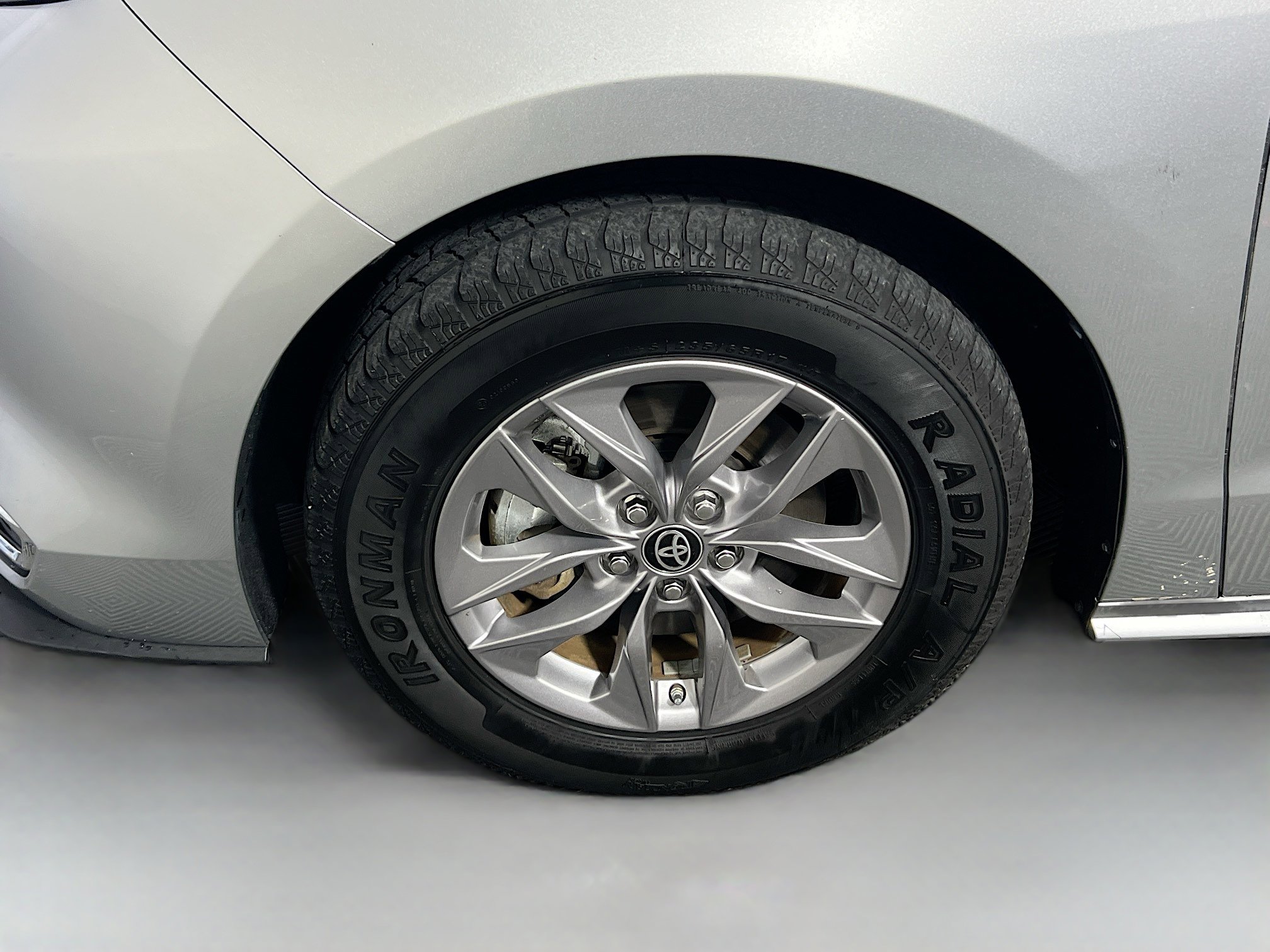 Used 2024 Toyota Sienna XLE FWD image 13