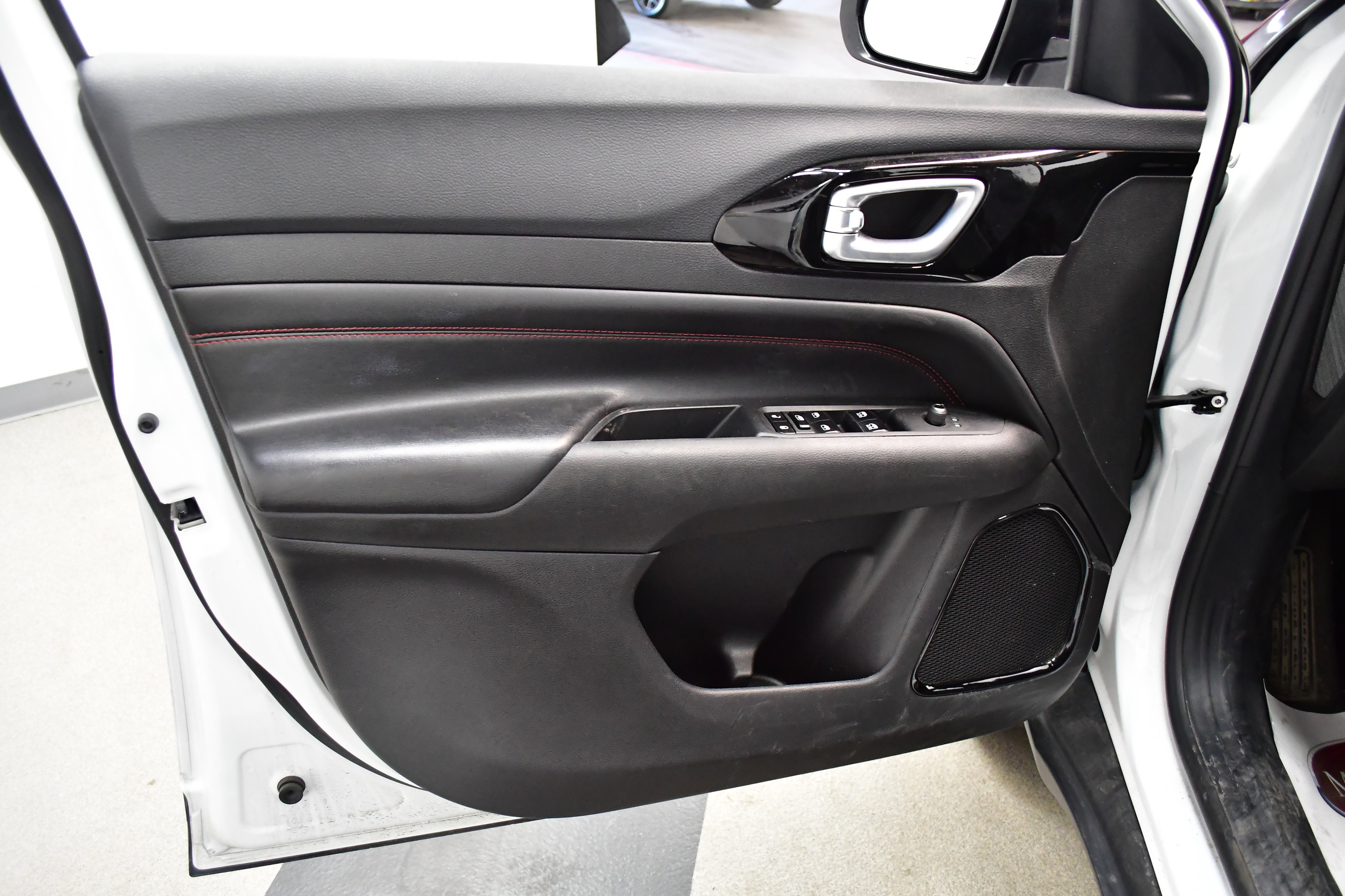 Used 2025 Jeep Compass Trailhawk AWD/4WD image 15