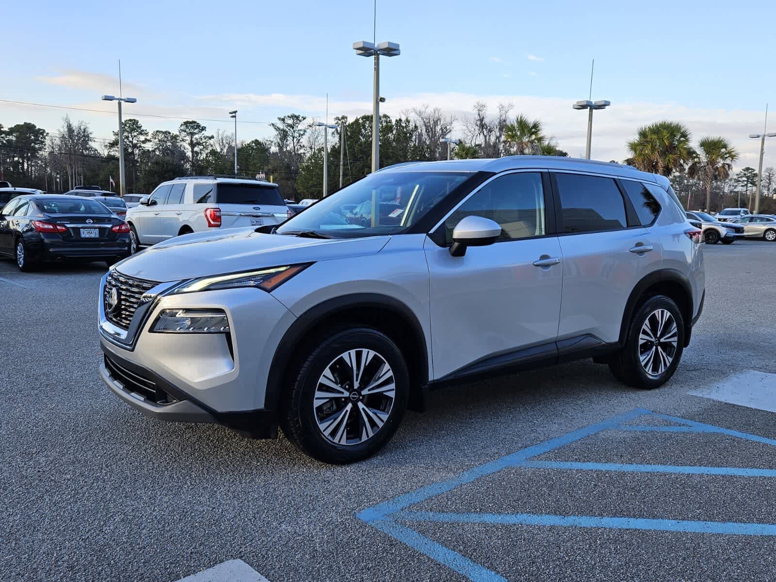 Used 2023 Nissan Rogue SV w/ SV Premium B Package image 2