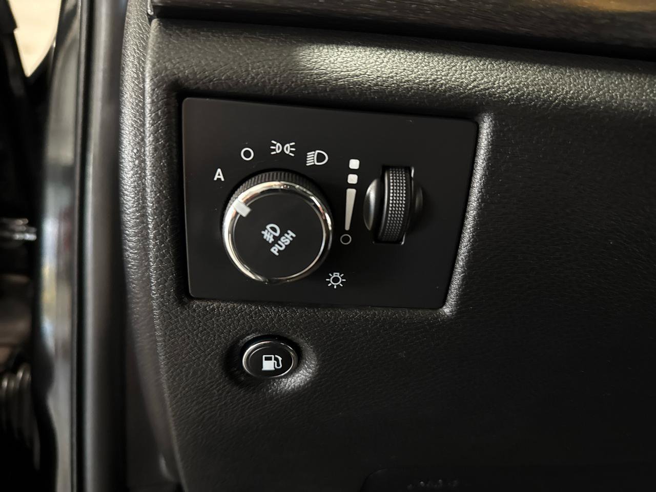 Used 2015 Jeep Grand Cherokee Altitude image 11