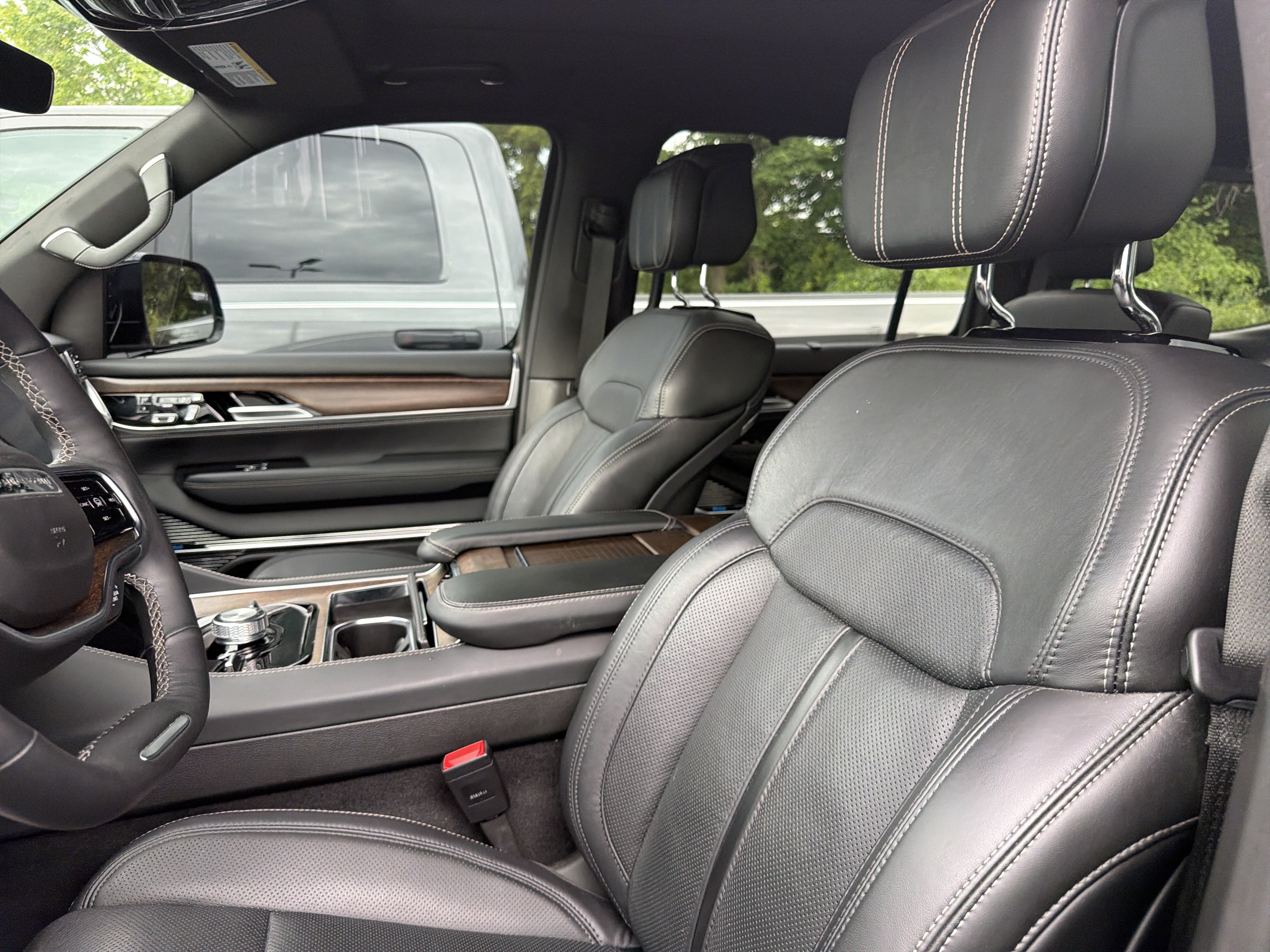Used 2025 Jeep Grand Wagoneer 4WD image 17