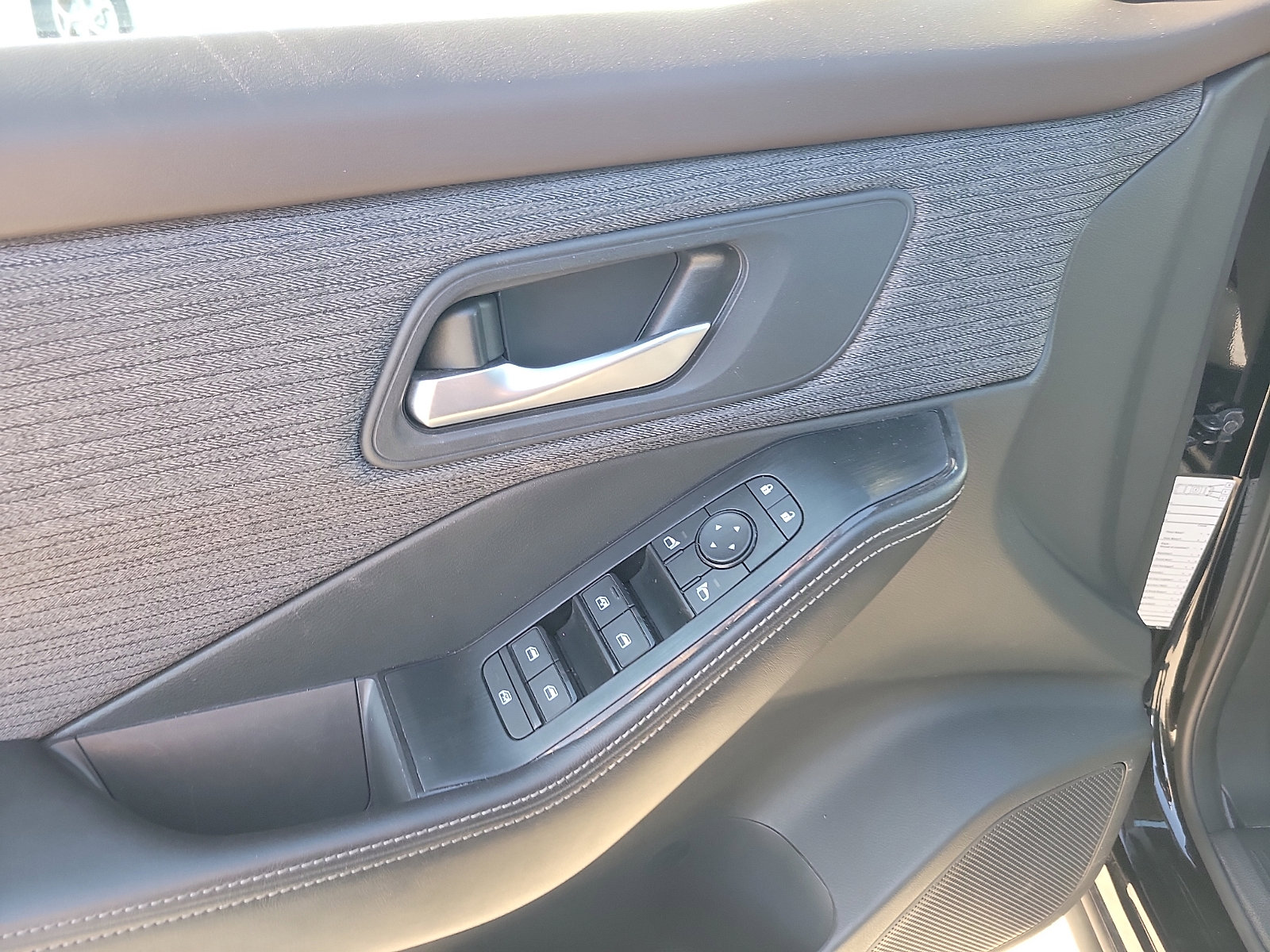 Used 2023 Nissan Rogue SV image 14