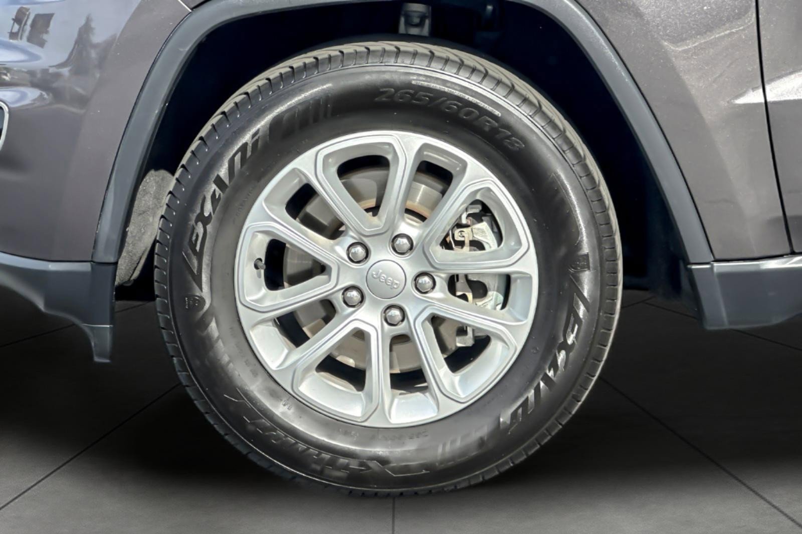 Used 2021 Jeep Grand Cherokee Laredo image 25