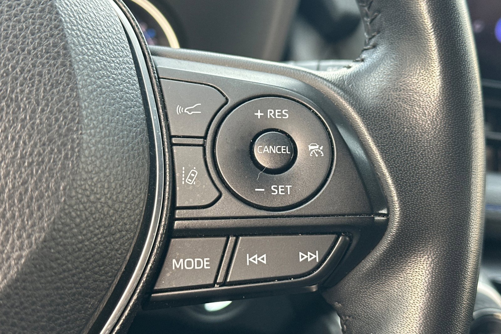 Used 2024 Toyota RAV4 SE image 39