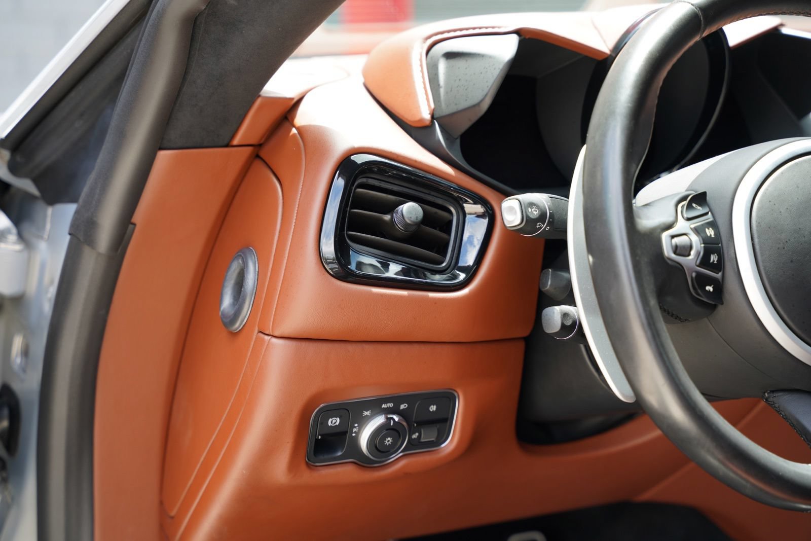 Used 2020 Aston Martin V8 Vantage Coupe RWD image 18
