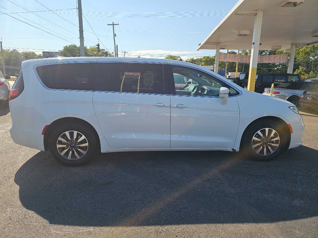 Used 2022 Chrysler Pacifica Touring-L w/ Uconnect Theater Family Group image 23