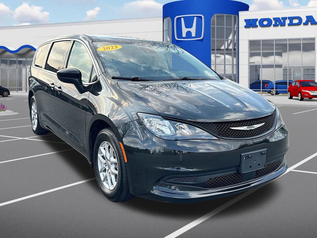 Used 2023 Chrysler Voyager LX image 1