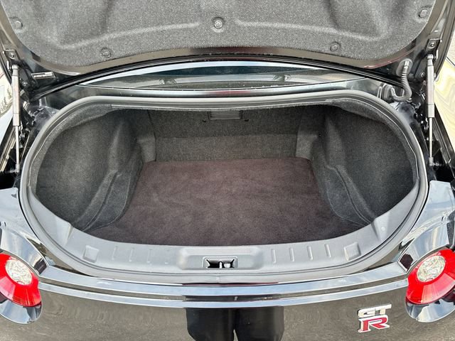 Used 2011 Nissan GT-R Premium image 17