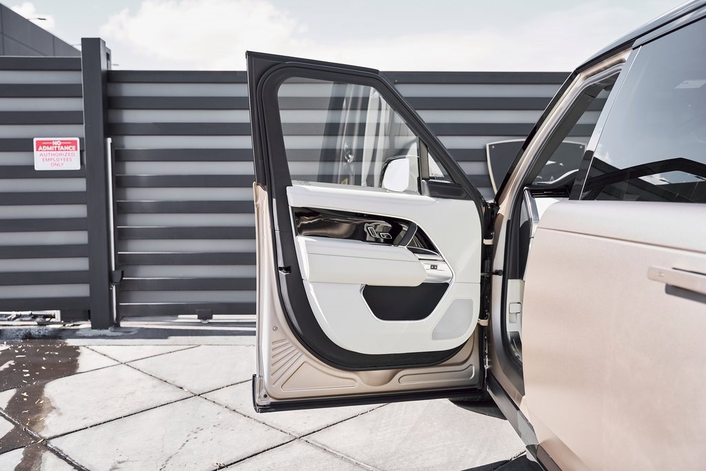 Used 2026 Land Rover Range Rover Long Wheelbase SE image 27