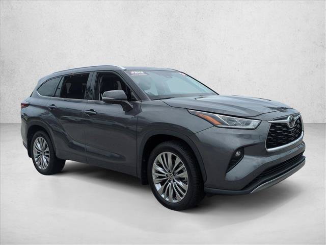 Used 2024 Toyota Highlander Platinum FWD image 3