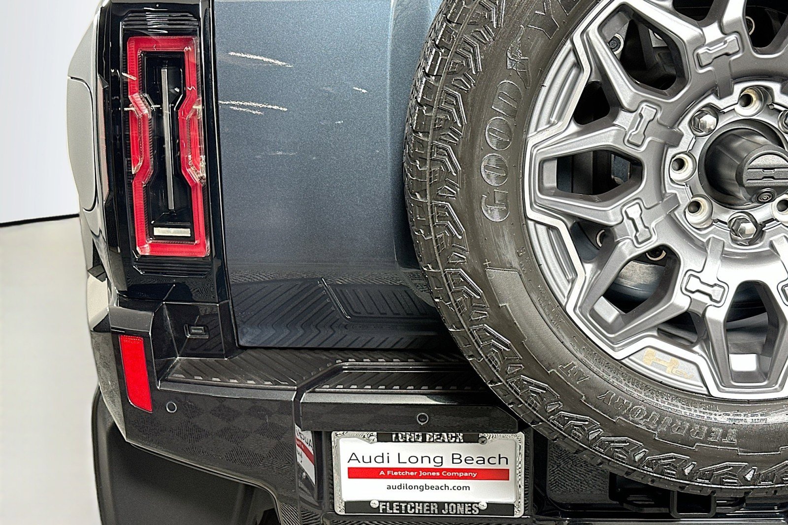 Used 2025 GMC Hummer EV 3X w/ LPO, Cargo Utility Package image 17