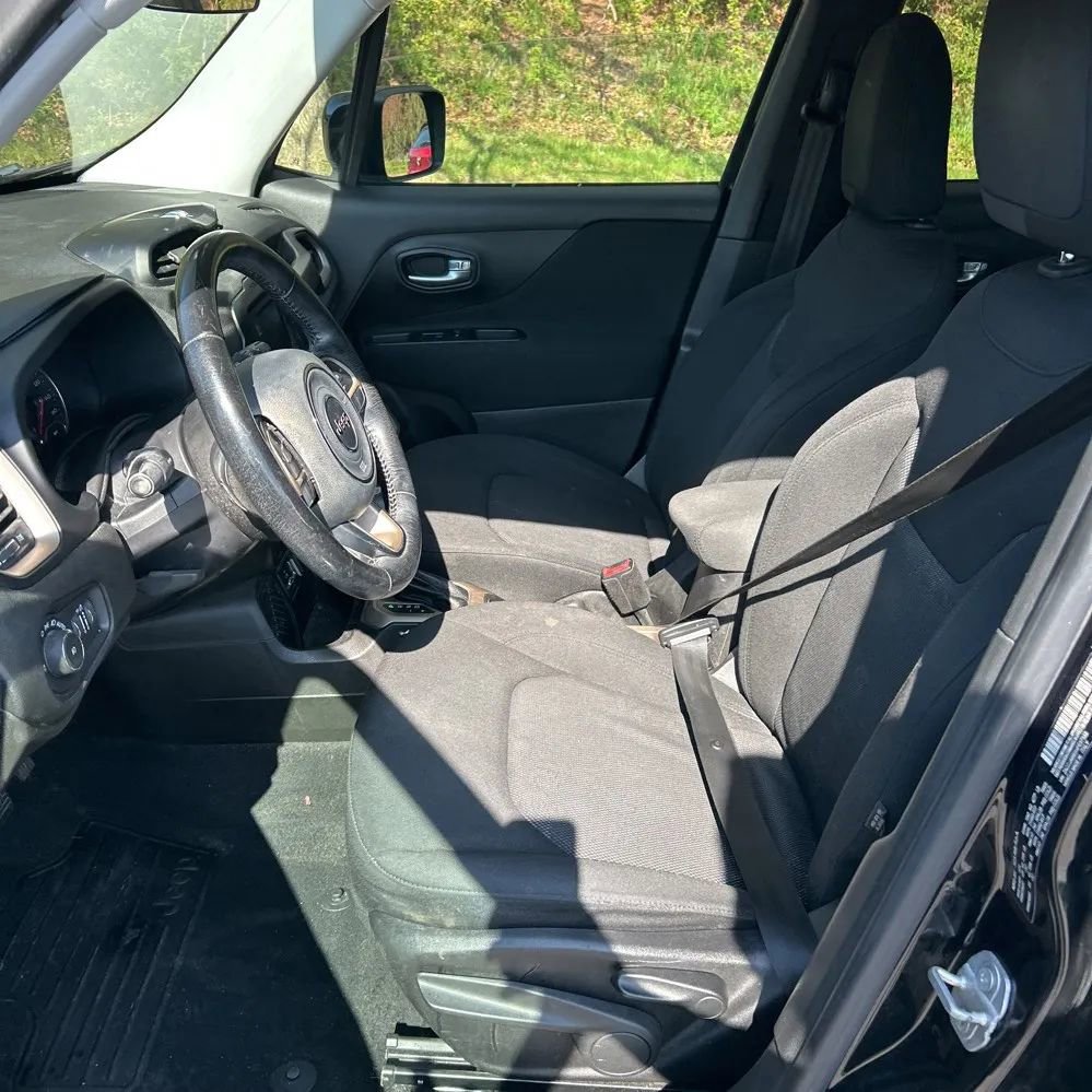 Used 2017 Jeep Renegade Latitude FWD image 5