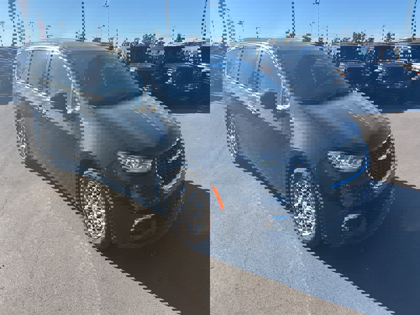 Used 2024 Chrysler Pacifica Touring-L image 8