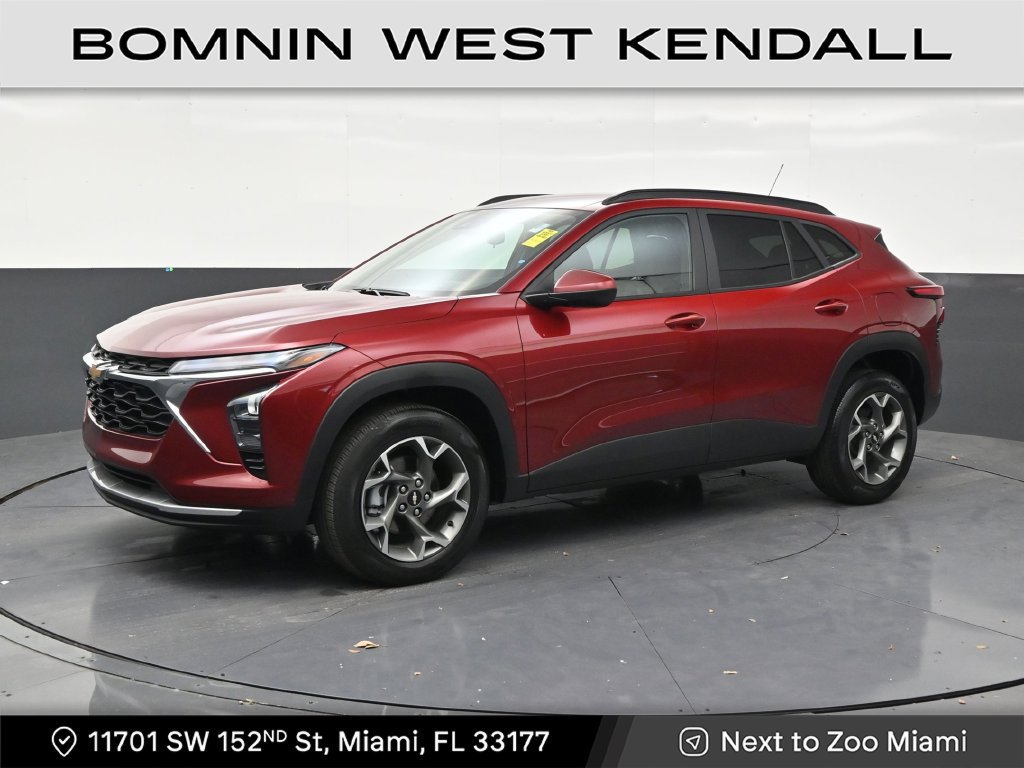 Used 2025 Chevrolet Trax LT FWD image 1