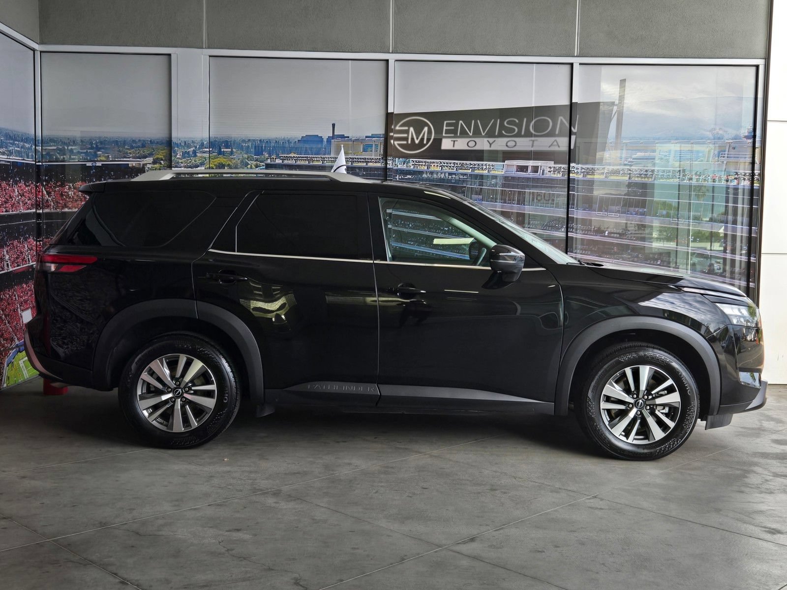 Used 2025 Nissan Pathfinder SL FWD image 4