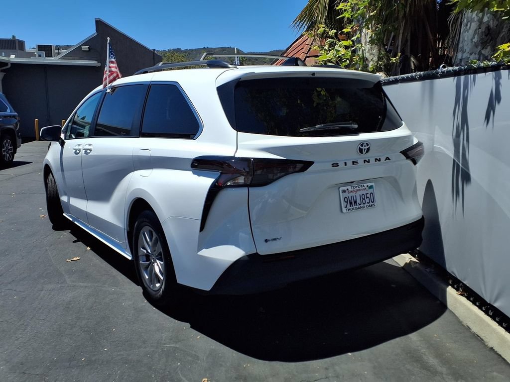Certified 2026 Toyota Sienna LE FWD image 5