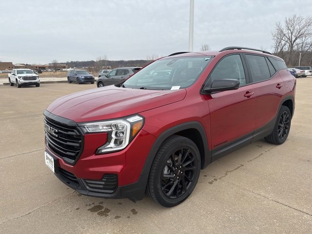 Used 2023 GMC Terrain SLE w/ Driver Convenience Package image 7