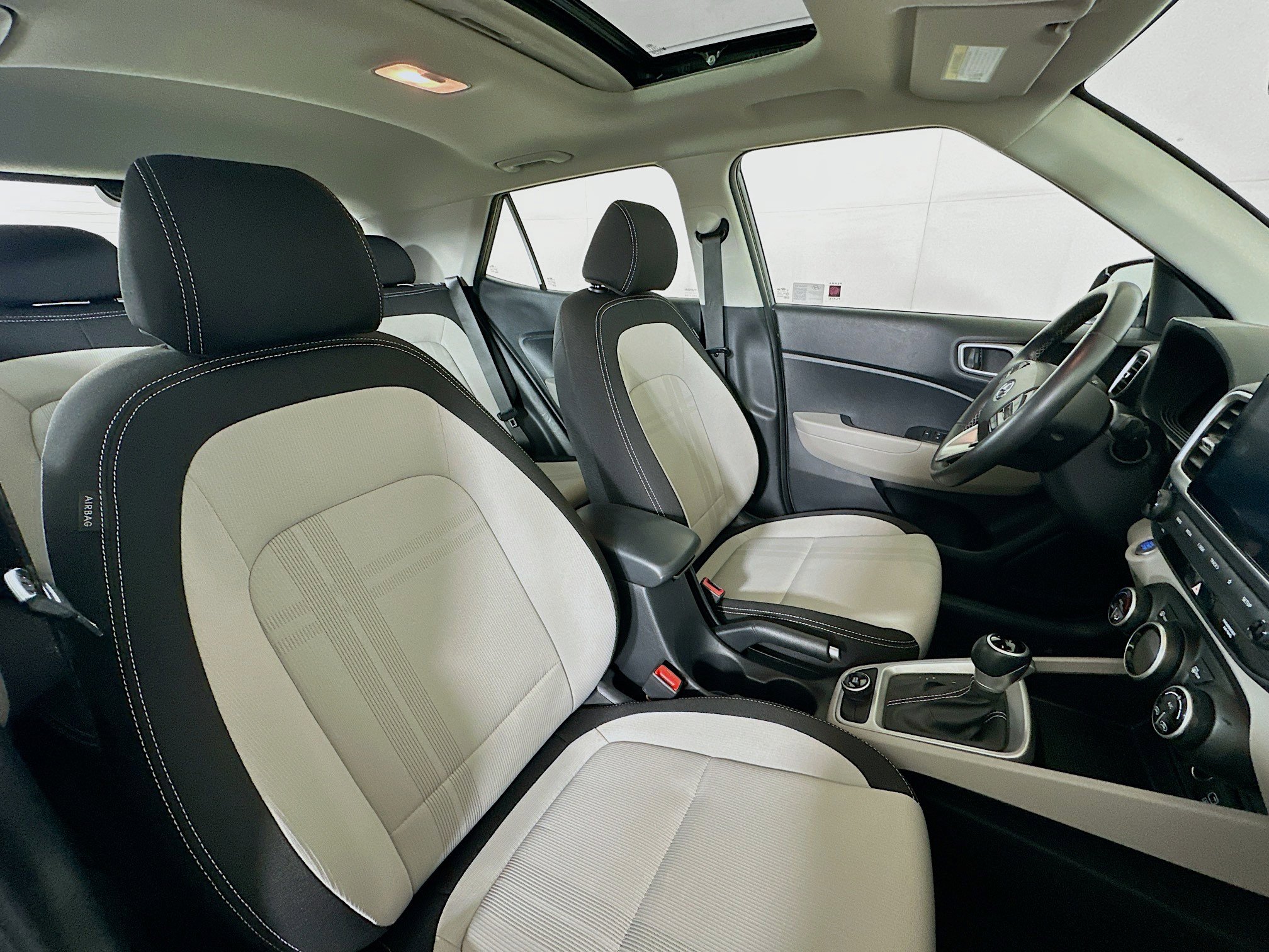 Used 2025 Hyundai Venue SEL FWD image 30