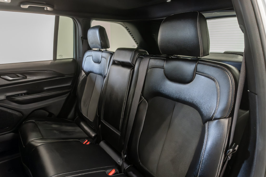 Used 2025 Jeep Grand Cherokee Altitude AWD/4WD image 24