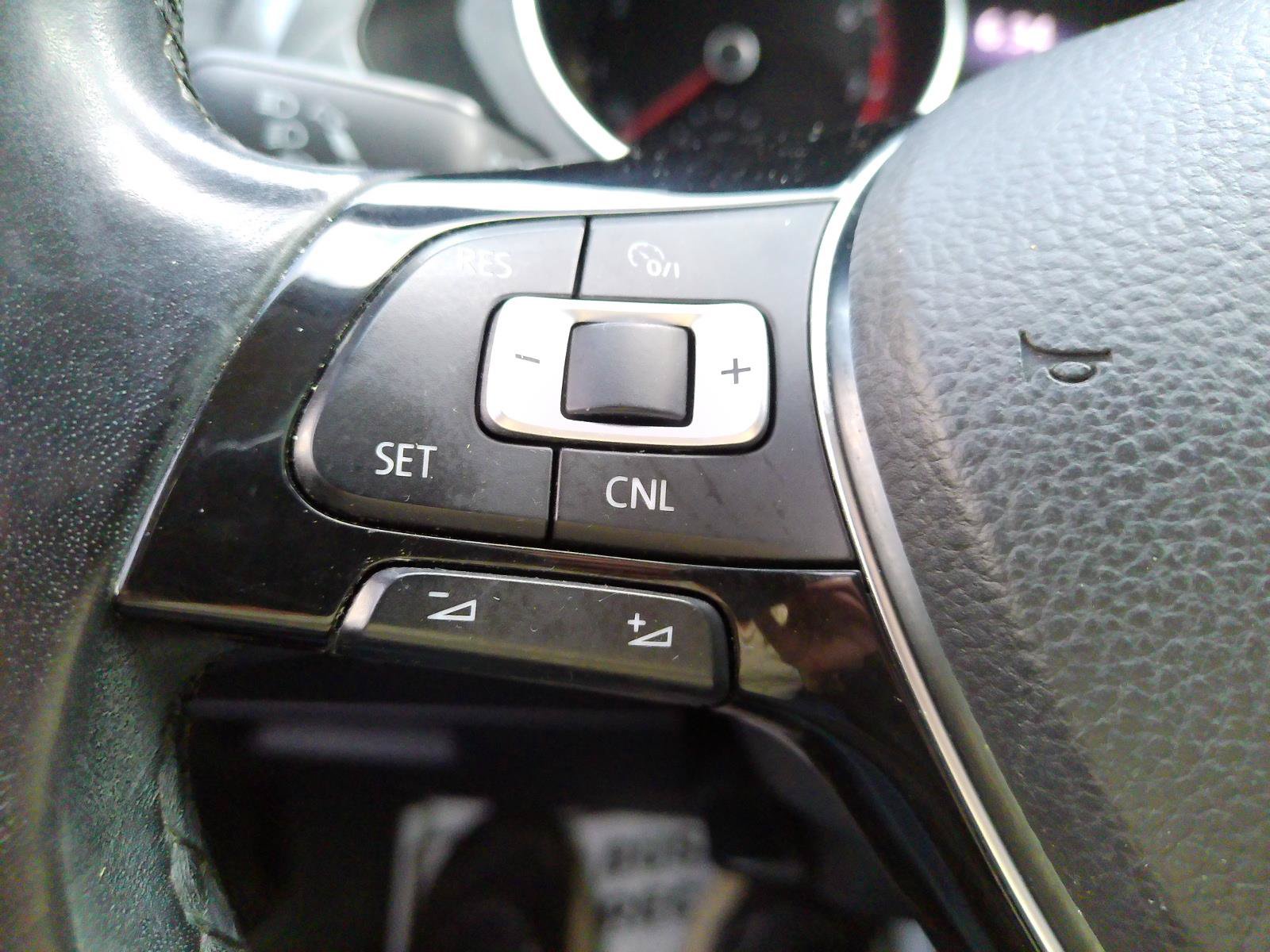 Used 2018 Volkswagen Tiguan SE w/ Panoramic Sunroof Package AWD/4WD image 6