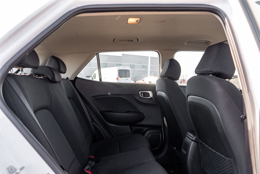 Used 2023 Hyundai Venue SE FWD image 13