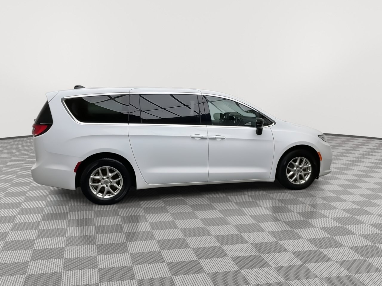 Used 2024 Chrysler Pacifica Touring-L FWD image 39