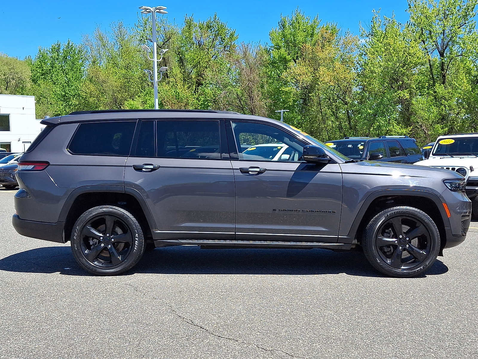 Used 2023 Jeep Grand Cherokee L Laredo AWD/4WD image 7