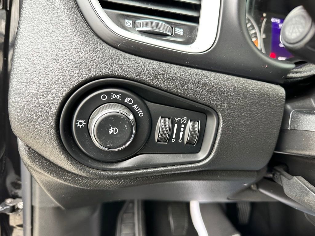 Used 2015 Jeep Renegade Latitude w/ Cold Weather Group II image 17