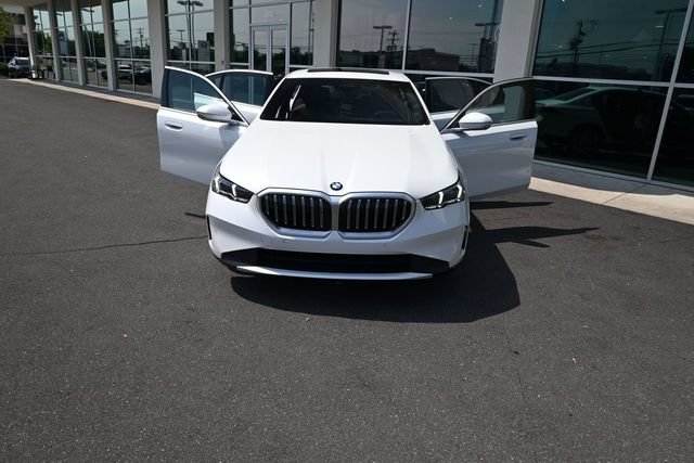 Used 2025 BMW 530i w/ Premium Package RWD image 32