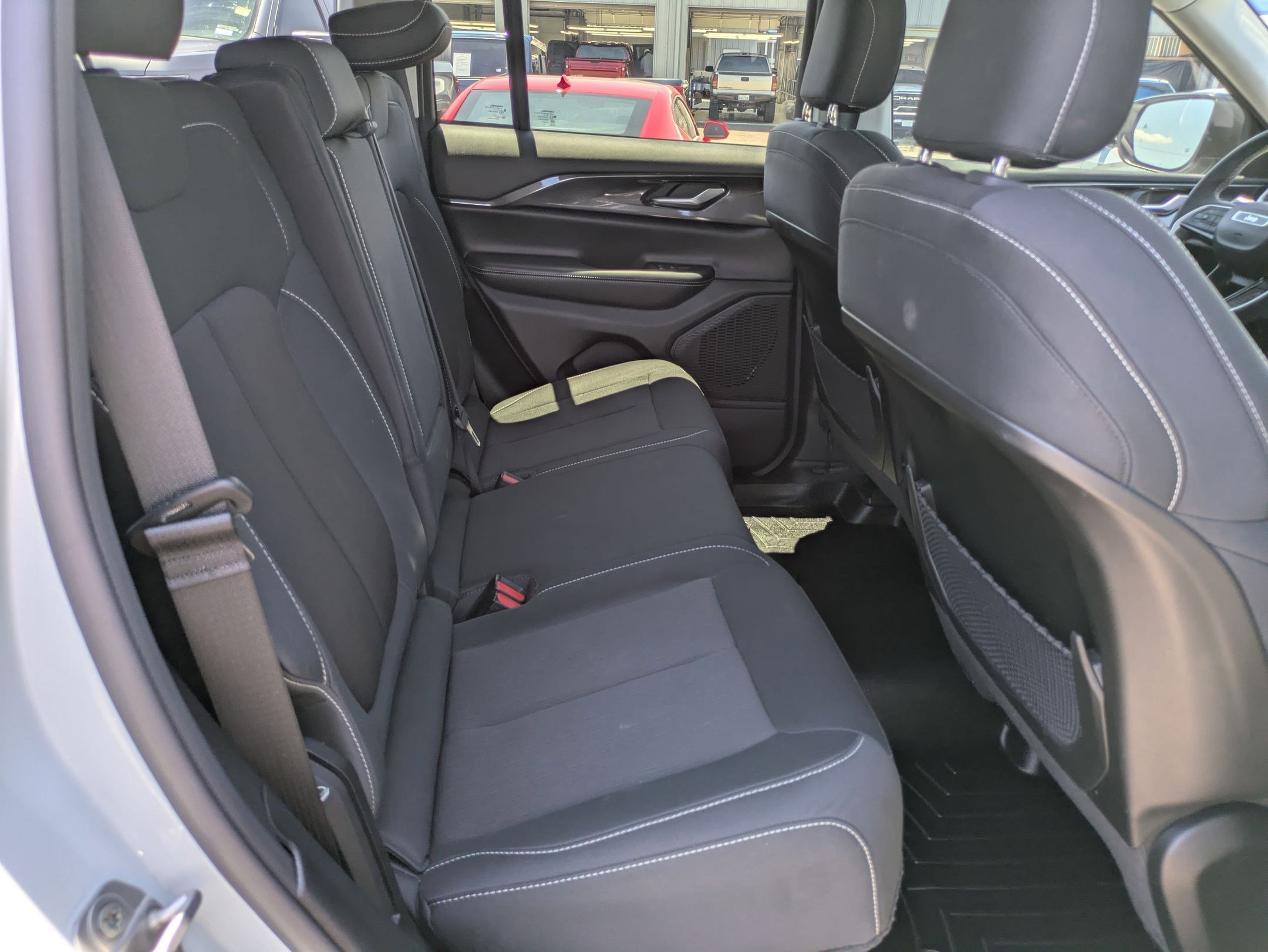 Used 2023 Jeep Grand Cherokee Laredo image 24