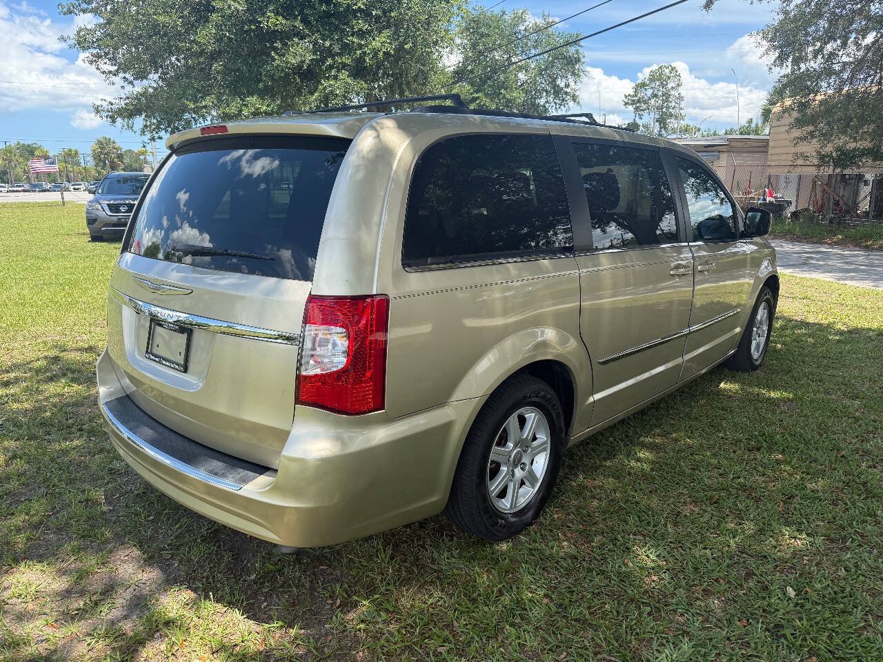 Used 2011 Chrysler Town & Country Touring FWD image 3