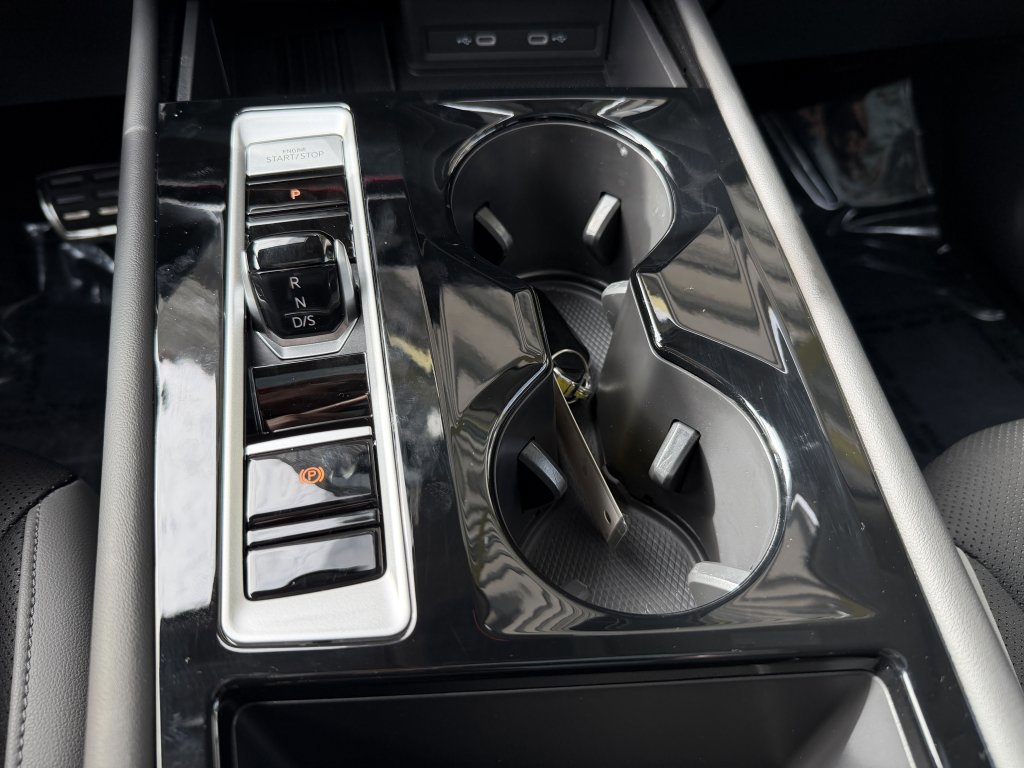 Used 2025 Volkswagen Atlas Peak Edition SE AWD/4WD image 25