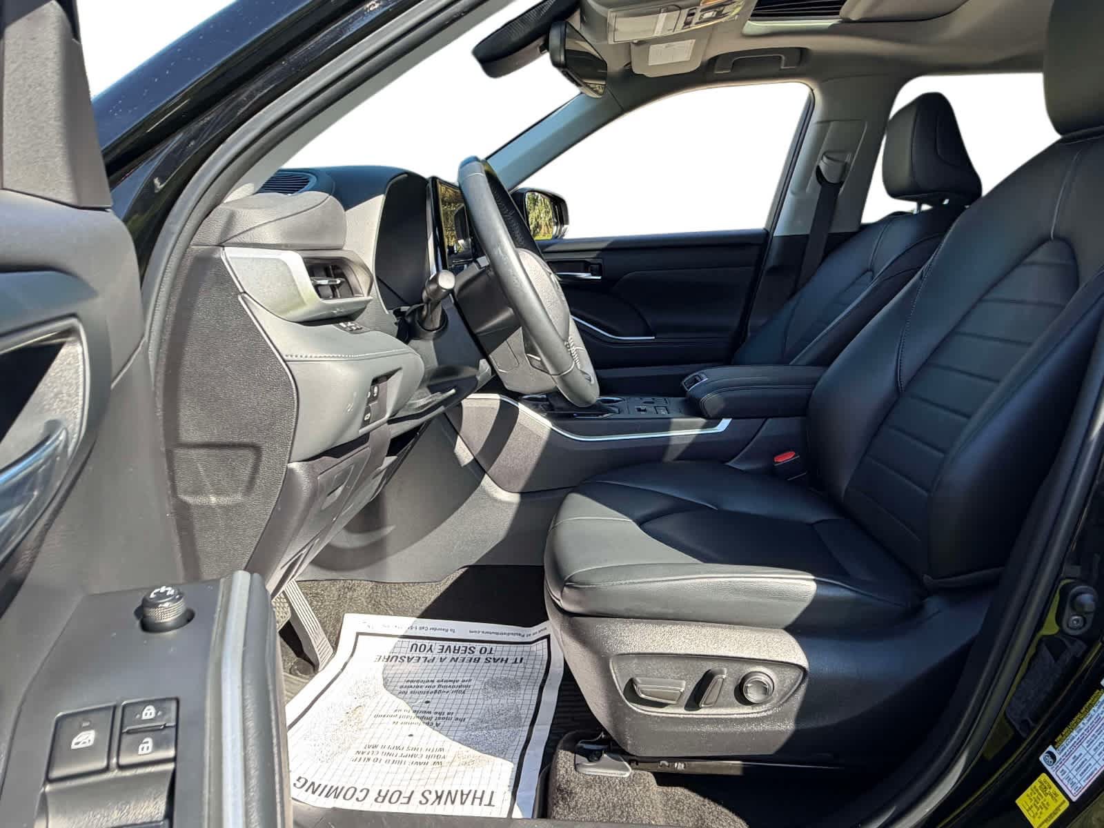 Used 2023 Toyota Highlander XLE AWD/4WD image 10