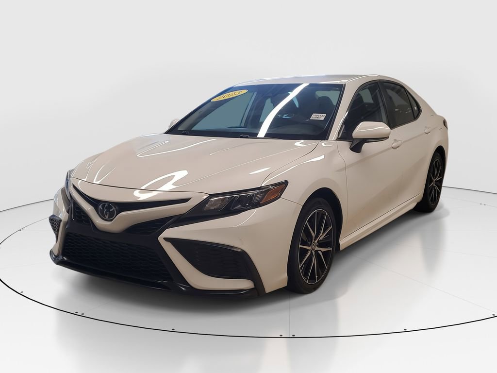 Used 2023 Toyota Camry SE image 3
