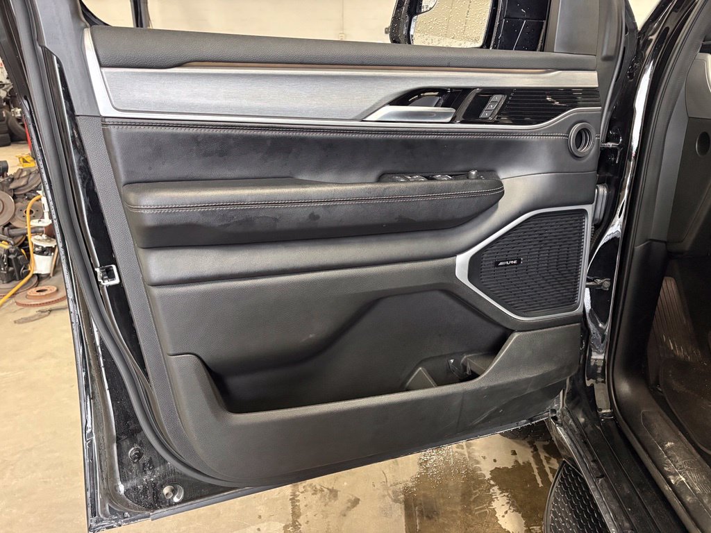 Used 2025 Jeep Wagoneer Series II w/ 8-Passenger Seating Package AWD/4WD image 11