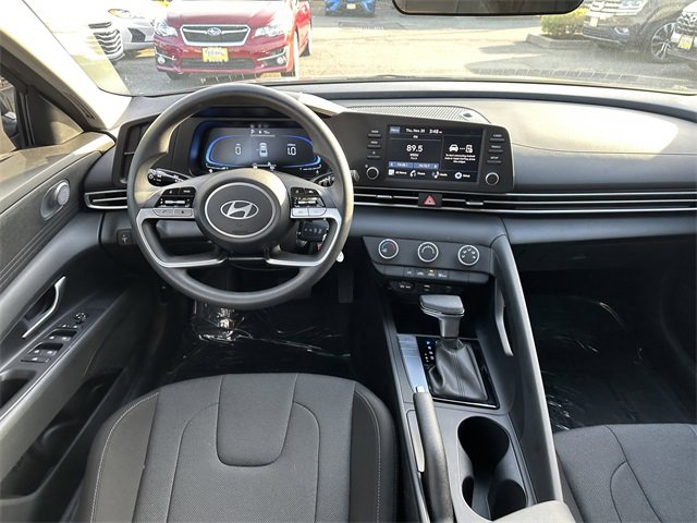 Used 2025 Hyundai Elantra SE image 13