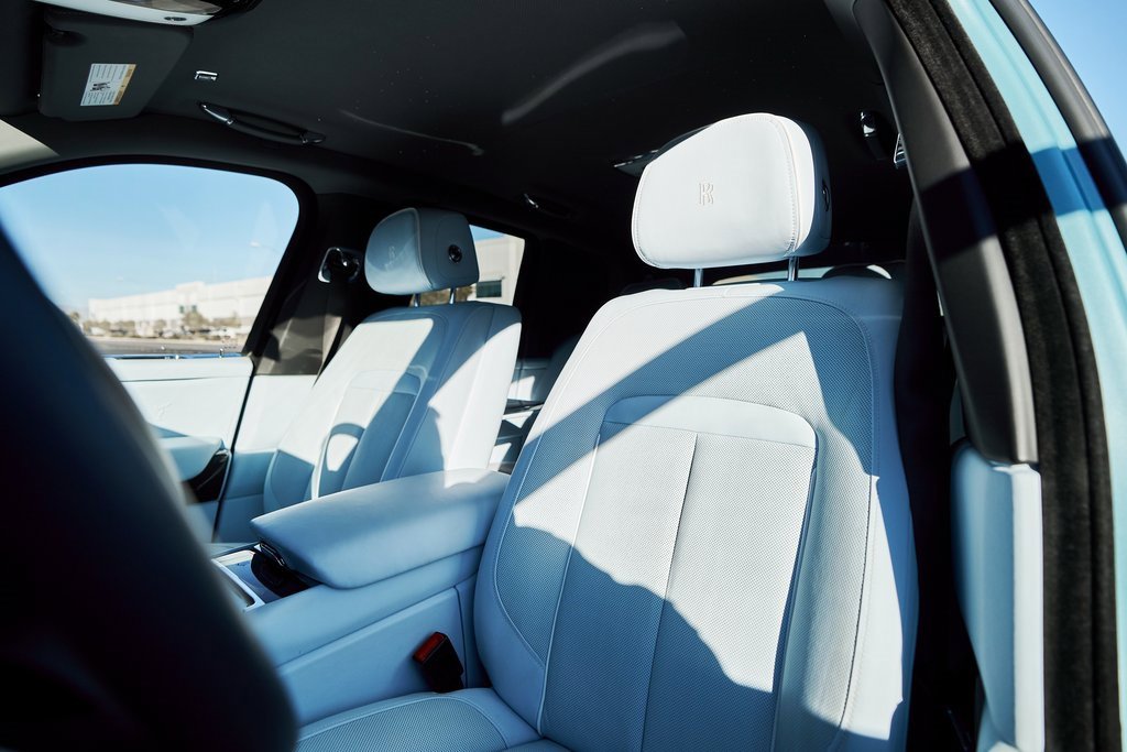 Used 2022 Rolls-Royce Cullinan Black Badge w/ Dark Exterior Package image 43