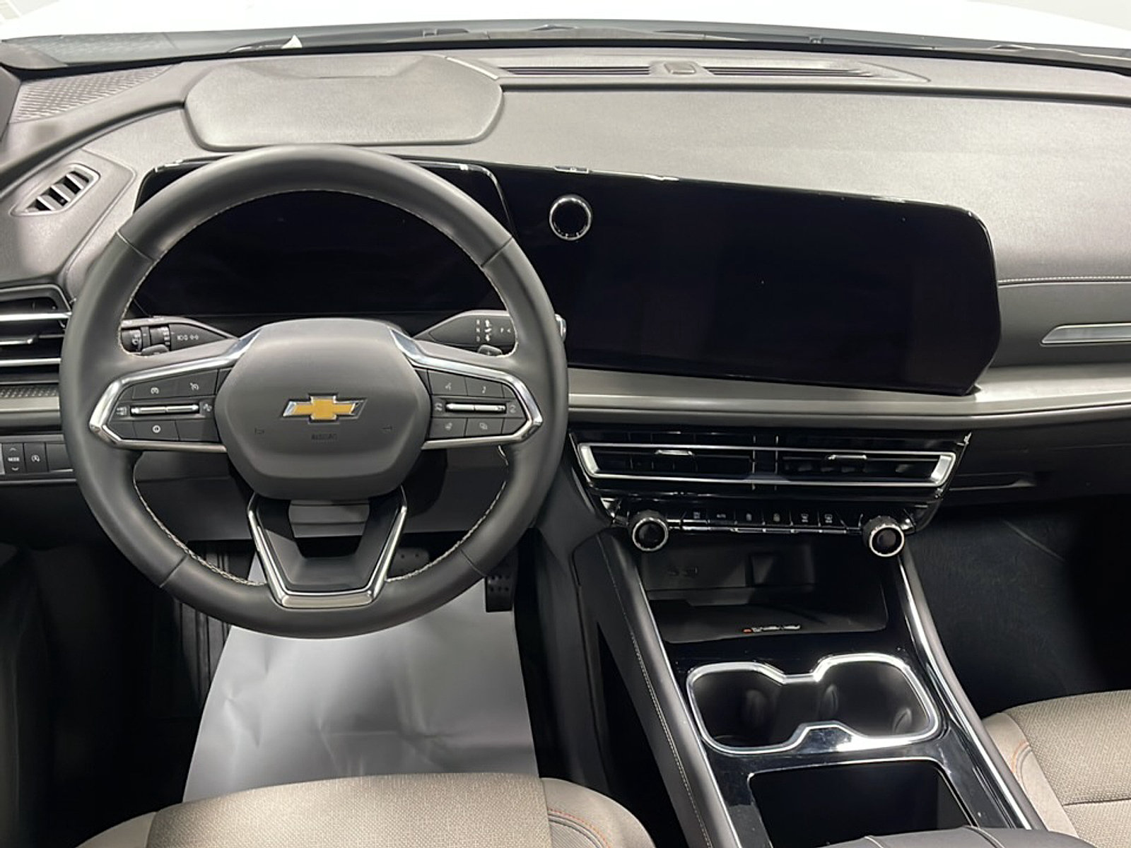 Used 2026 Chevrolet Traverse LT w/ Driver Confidence Package FWD image 3