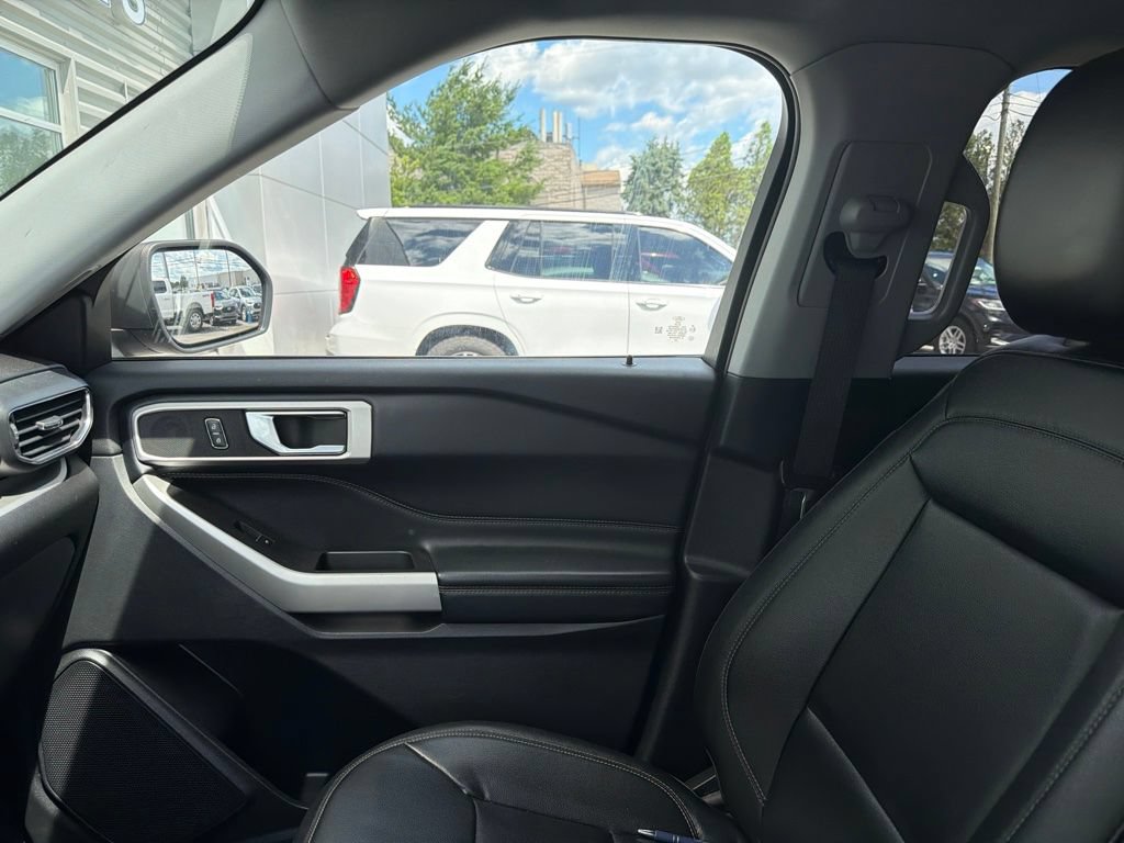 Used 2021 Ford Explorer XLT w/ Equipment Group 202A AWD/4WD image 11