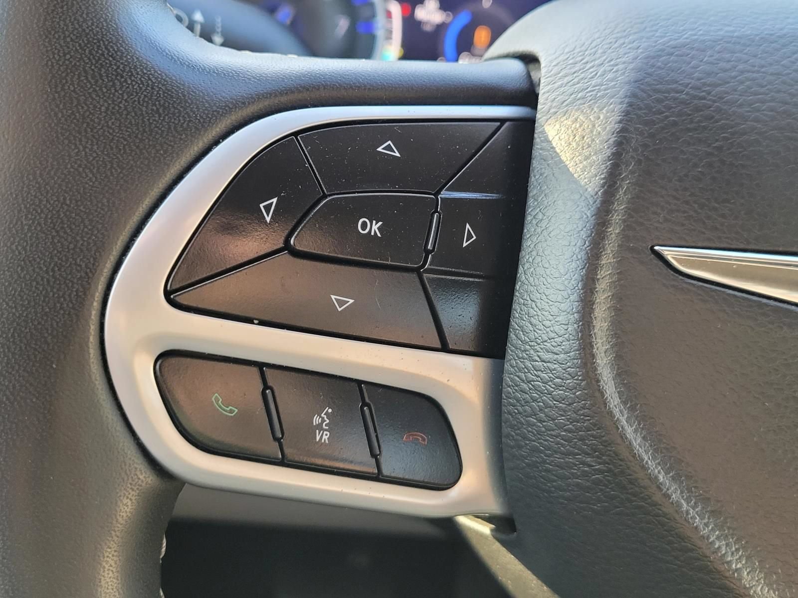 Used 2023 Chrysler Pacifica Touring-L FWD image 31