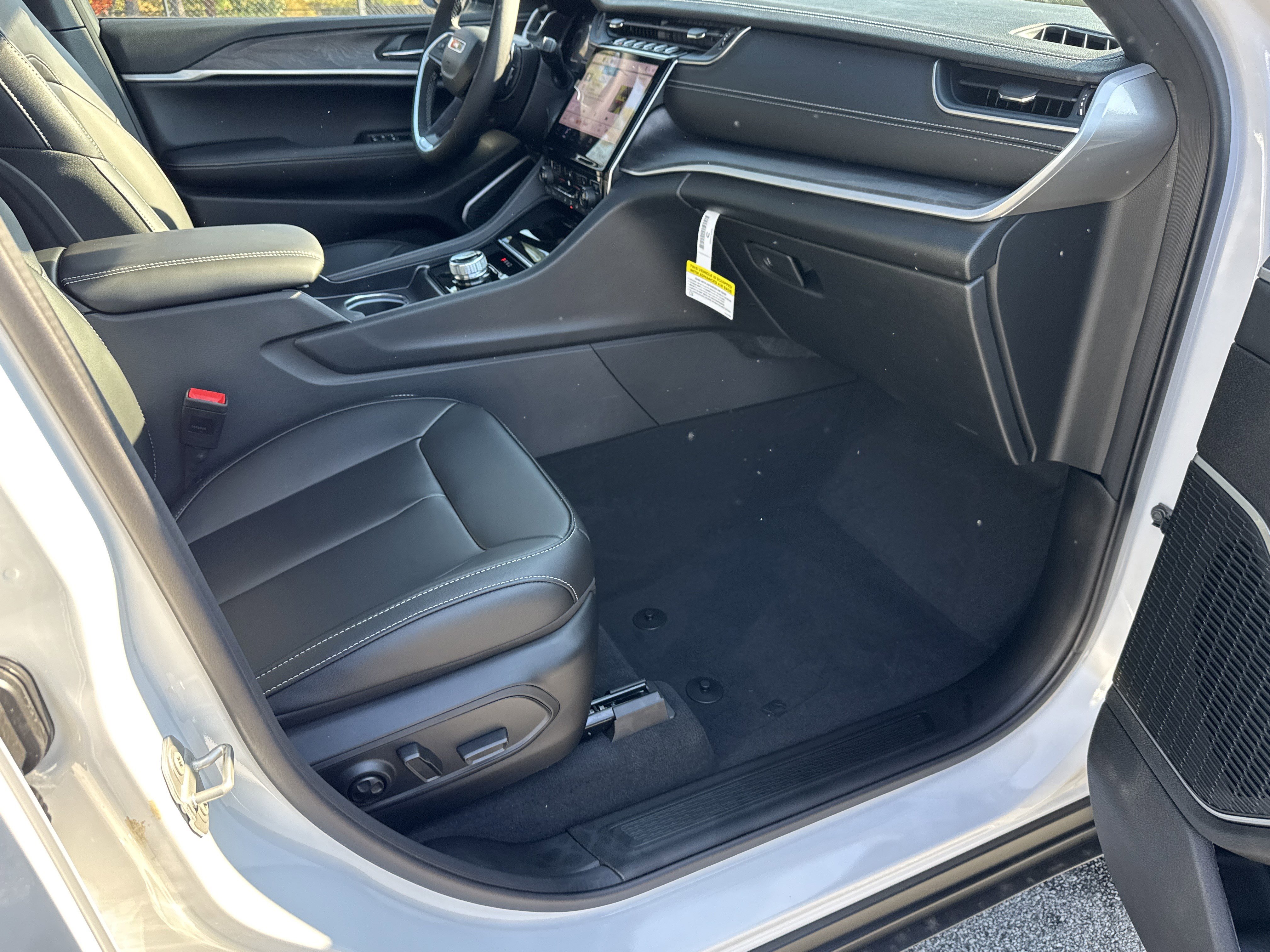 New 2025 Jeep Grand Cherokee Limited w/ Black Appearance Package image 18