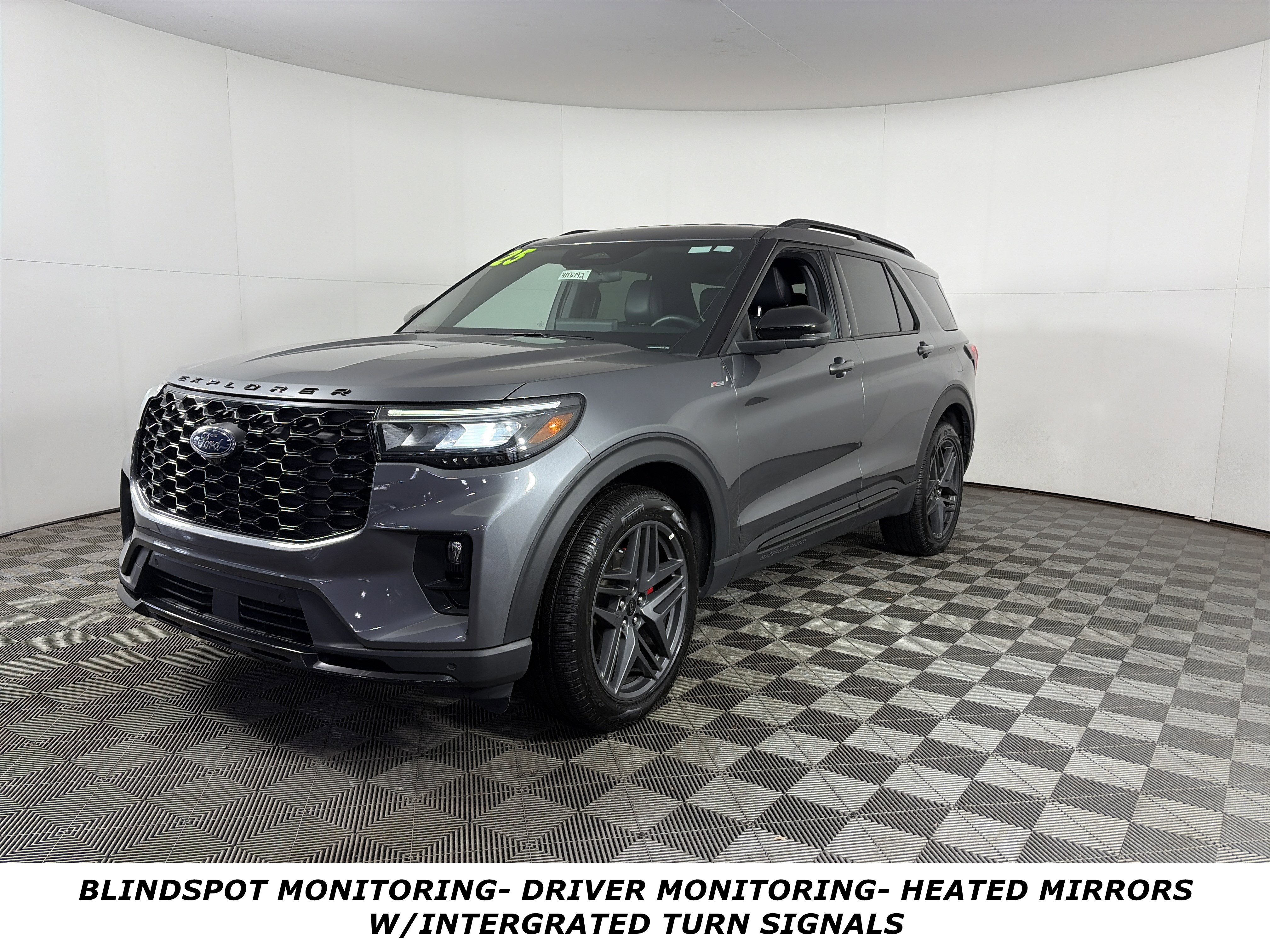 Used 2025 Ford Explorer ST-Line w/ ST-Line Street Pack image 3