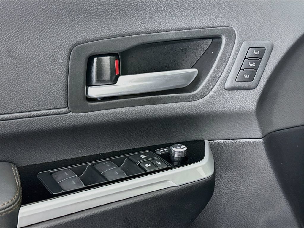 Used 2025 Toyota Sienna Platinum AWD/4WD image 19