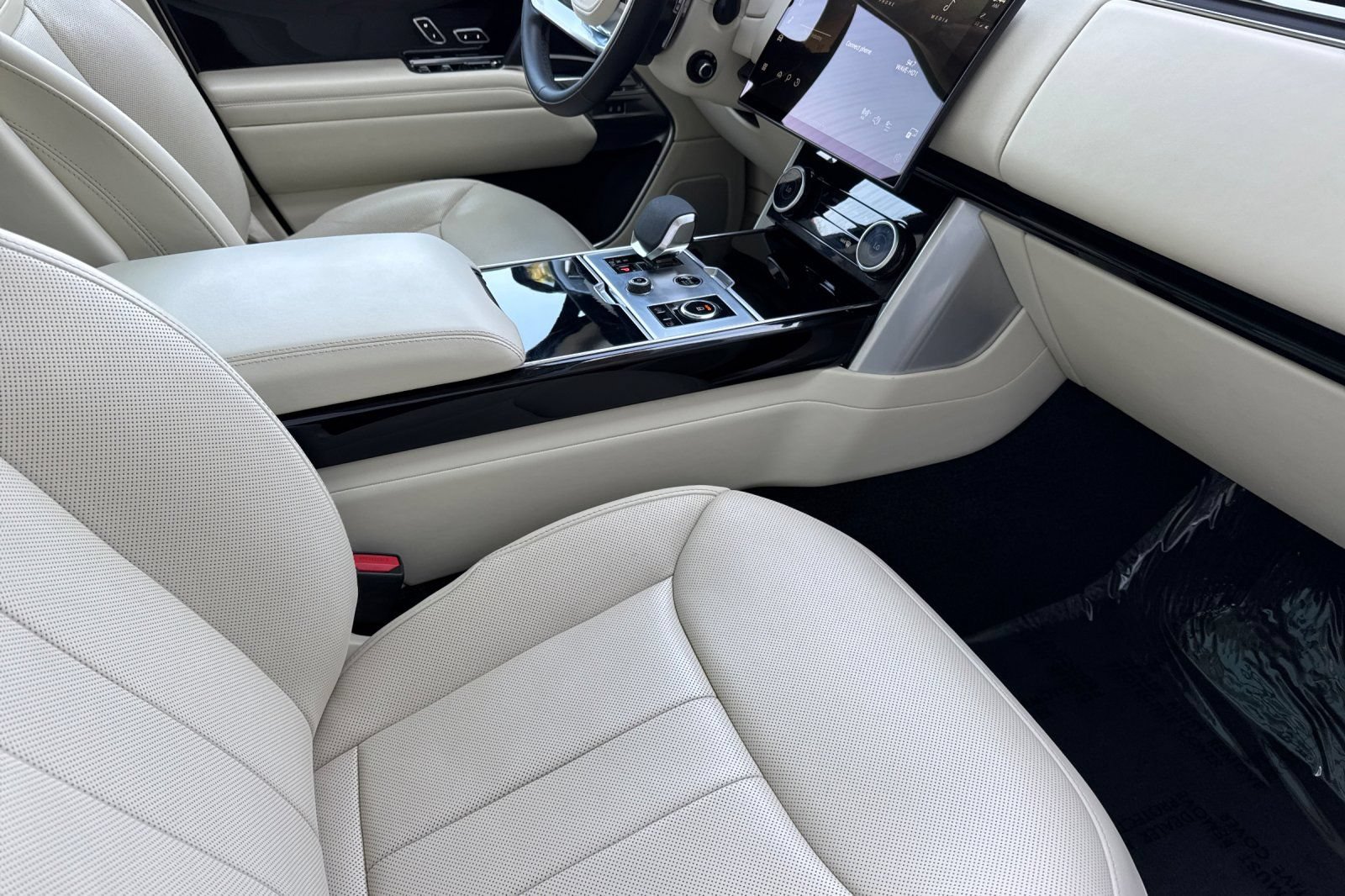 Certified 2023 Land Rover Range Rover SE AWD/4WD image 17