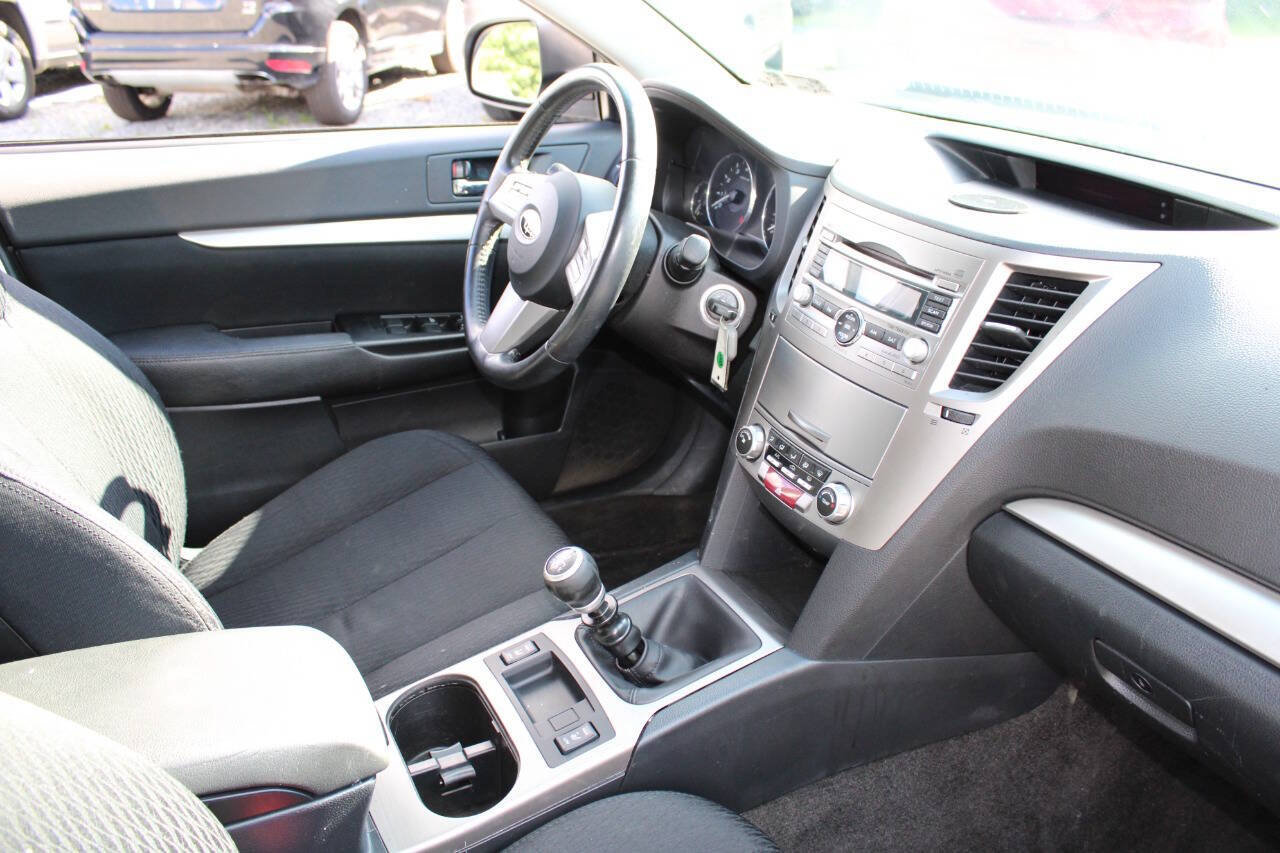 Used 2011 Subaru Outback 2.5i Premium w/ All-Weather Pkg AWD/4WD image 12