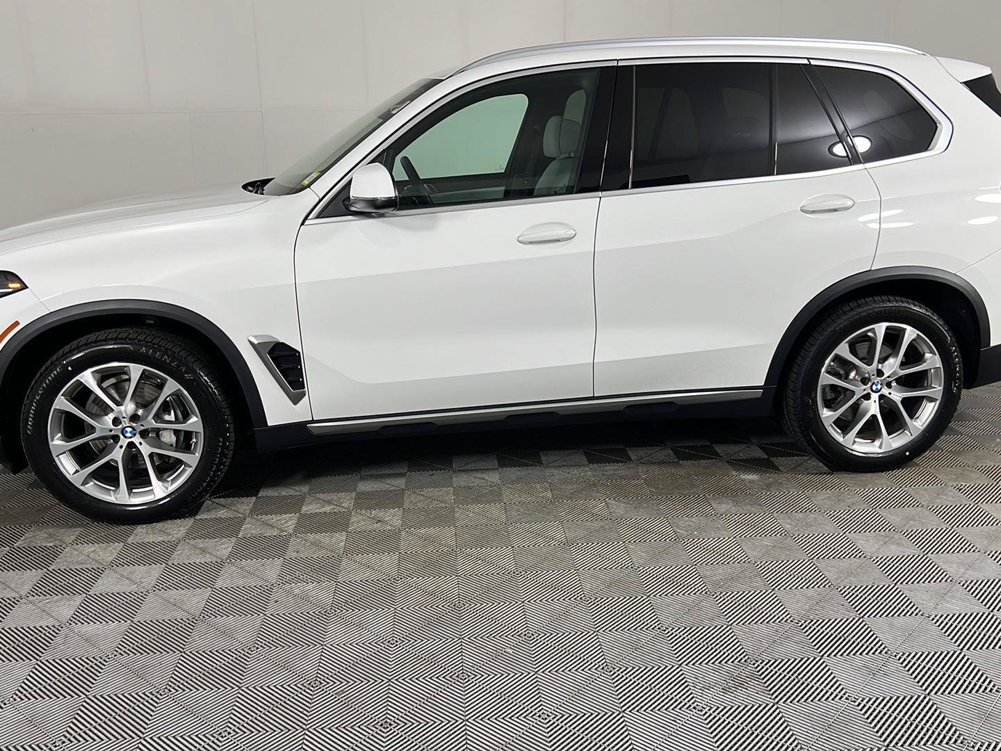 Used 2024 BMW X5 xDrive40i AWD/4WD image 12