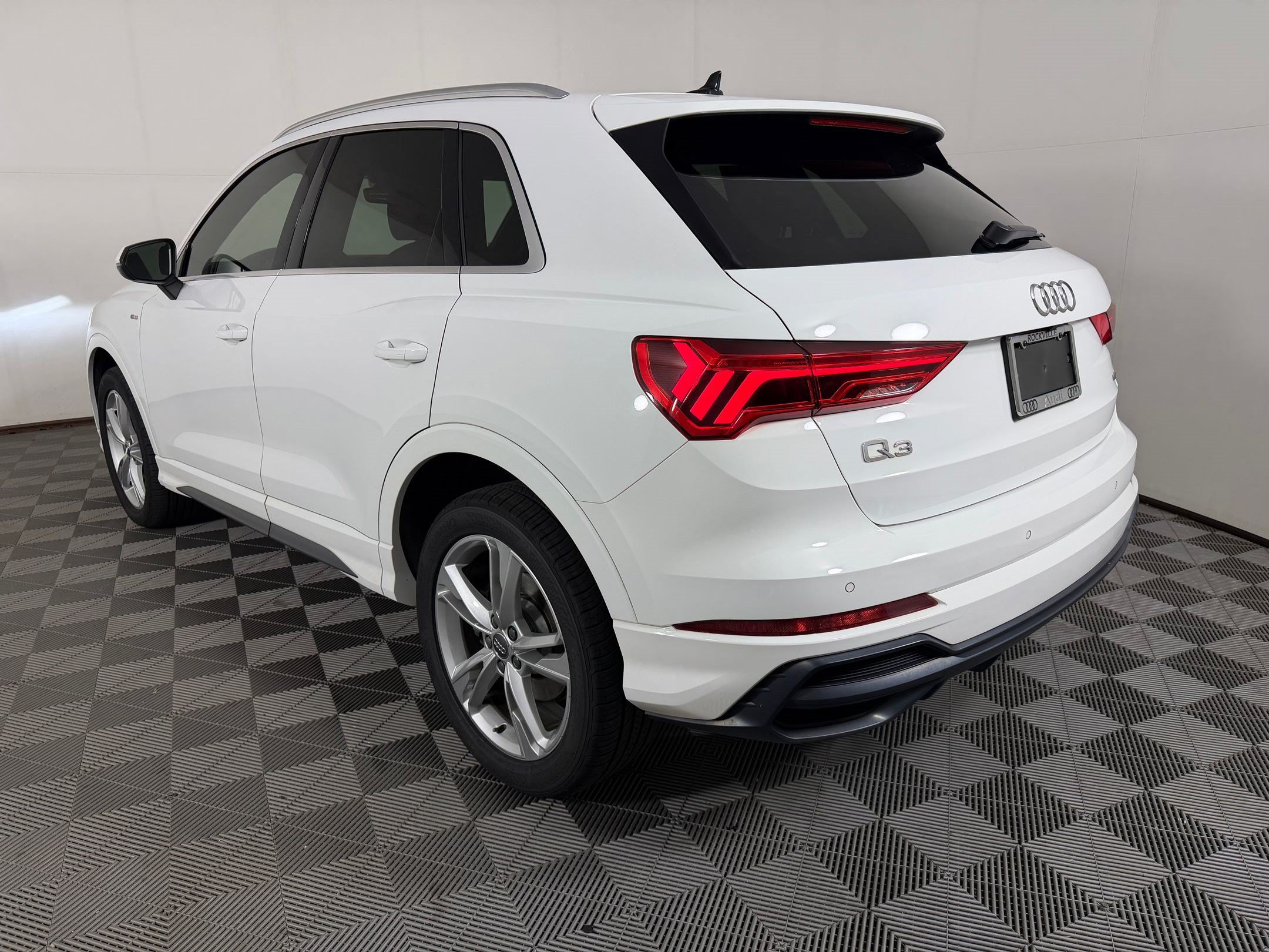 Used 2020 Audi Q3 2.0T Premium w/ Convenience Package AWD/4WD image 3